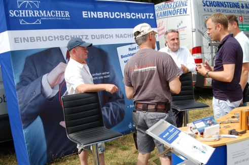 Mario Czaja und Matthias Kräning im Gespräch mit Herrn Buch und Kollegen von Schirrmacher Einbruchschutz GmbH & Co. KG