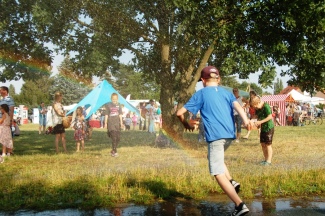 Wasserspiele mit Regenbogen der Feuerwer Mahlsdorf zum Abschluss des Familienfestes