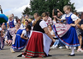 Traditionelle Tänze in liebevoll gestalteten Trachten.